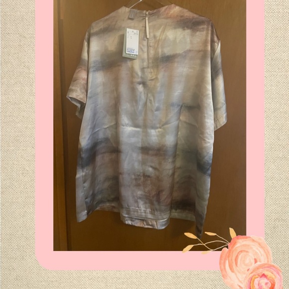H&M short sleeve silky blouse. Size XL - Picture 3 of 4